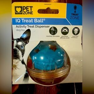 NWT Pet Zone IQ Treat Ball Activity Treat Dispenser Dog Toy.